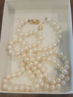 MIKIMOTO 32" PEARL NECKLACE WITH 18K GOLD CLASP  **FOR REPAIR**  CREAM/PINK